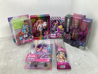 5 X ASSORTED DOLLS TO INCLUDE BARBIE KEN DOLL AND RAINBOW JUNIOR HIGH DOLL: LOCATION - E7
