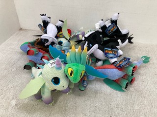9 X ASSORTED 'HOW TO TRAIN YOUR DRAGON' PLUSHIES W/ HEAT REVEAL DETAILS TO INCLUDE MR TUMBLE PLUSH: LOCATION - E7