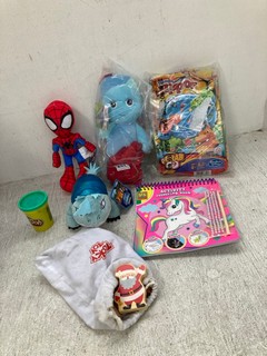 7 X CHILDREN'S TOYS TO INCLUDE SPIDERMAN PLUSH AND 'HOW TO TRAIN YOUR DRAGON' PLUSH: LOCATION - E7