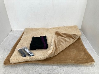 QTY OF ASSORTED ITEMS TO INCLUDE 2 X DOG COLLARS AND LARGE FLEECE BLANKET: LOCATION - E15