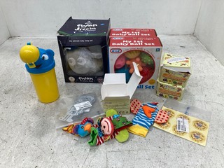 QTY OF ASSORTED CHILDREN'S ITEMS TO INCLUDE AROZ MY 1ST BABY BALL SET AND ELEPHANT THEMED DRINKING BOTTLE: LOCATION - F10