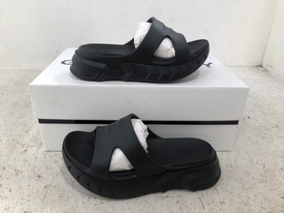 GIVENCHY WOMENS MARSHMALLOW SANDALS IN BLACK - UK SIZE 5 - RRP £475: LOCATION - E0