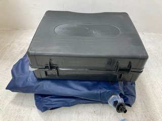 2 X ASSORTED CAMPING ITEMS TO INCLUDE A BLUE CAMPING STOVE IN A BLACK CARRY CASE TO INCLUDE BLUE FLOCK AIRBED: LOCATION - AR2