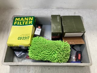 QTY OF ASSORTED ITEMS TO INCLUDE NEON GREEN MICROFIBER WASH MITTS & EXODUS C445 FITTING KIT: LOCATION - AR4