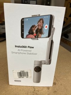 INSTA360 FLOW AI-POWERED SMARTPHONE STABILIZER IN GREY COLOUR: LOCATION - BR7
