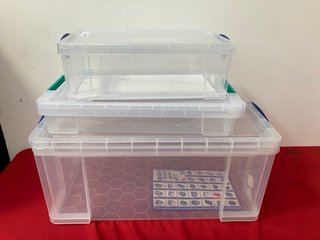 3 X ASSORTED SIZES OF STORAGE BOXES TO INCLUDE REALLY USEFUL BOX 12L CLEAR STORAGE BOX WITH LID: LOCATION - B1