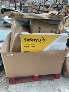 PALLET OF ASSORTED ITEMS TO INCLUDE SAFETY 1ST AUTO CLOSE SAFETY GATE & LARGE PACKING BOXES: LOCATION - A8 (KERBSIDE PALLET DELIVERY)