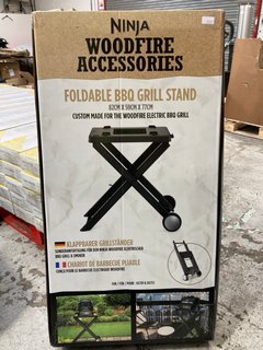NINJA WOODFIRE ACCESSORIES FOLDABLE BBQ GRILL STAND 82 CM X 59 X77CM CUSTOM MADE FOR THE WOODFIRE ELECTRIC BBQ GRILL RRP £100: LOCATION - A1