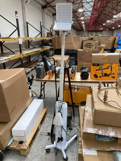3 X ITEMS TO INCLUDE LARGE DARK WOOD TRIPOD FLOOD LIGHT, BLACK FLOOR STANDING LAMP & NANO BIO LIGHT ON CASTERS IN WHITE: LOCATION - A3