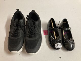 2 X ASSORTED FOOTWEAR TO INCLUDE PAIR OF TRAINERS IN BLACK - SIZE UNKNOWN