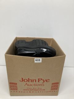 BOX OF ASSORTED FOOTWEAR IN VARIOUS SIZES