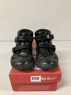 PAIR OF KICKERS TOVNI LO VEL BLOOM PATENT SCHOOL SHOES BLACK SIZE 11 YOUNGER