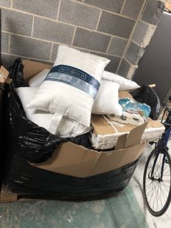 PALLET OF ITEMS INC HOTEL GRAND PILLOWS