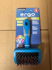 QTY OF ASSORTED ITEMS TO INCLUDE ANCOL HEDGEHOG SLICKER ERGO GROOMING RANGE SMALL BLUE RRP £268: LOCATION - C RACK