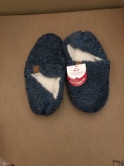 QTY OF ADULT SHOES TO INCLUDE EVERFOAM WOMENS FAUX SHEARLING SLIPPERS BLUE US 11-12: LOCATION - G RACK
