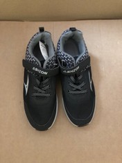 QTY OF ADULT SHOES TO INCLUDE WOMENS FASHION AIR RUNNING SHOES SIZE EU 36 BLACK: LOCATION - G RACK
