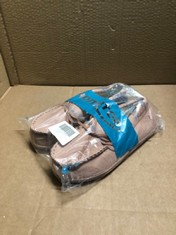 QTY OF ASSORTED ITEMS TO INCLUDE HOMETOP WOMENS MICRO SUEDE SOLE MOCCASINS SLIPPERS PINK SIZE 7 UK: LOCATION - H RACK