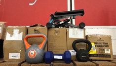 QTY OF ASSORTED FITNESS ITEMS TO INCLUDE 8KG KETTLE BELL : LOCATION - B RACK(COLLECTION OR OPTIONAL DELIVERY AVAILABLE)
