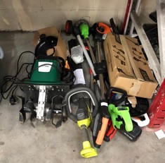 QTY OF ASSORTED GARDEN ITEMS TO INCLUDE RYOBI CORDLESS HEDGE TRIMMER : LOCATION - B RACK(COLLECTION OR OPTIONAL DELIVERY AVAILABLE)