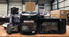 QTY OF ASSORTED KITCHEN ITEMS TO INCLUDE TOSHIBA MICROWAVE: LOCATION - BACK TABLES(COLLECTION OR OPTIONAL DELIVERY AVAILABLE)