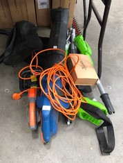 QTY OF ASSORTED GARDEN ITEMS TO INCLUDE HYUNDAI LEAF BLOWER : LOCATION - BACK TABLES(COLLECTION OR OPTIONAL DELIVERY AVAILABLE)