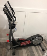 PRO-FORM 525 CSE+ CROSS TRAINER MACHINE RRP £699: LOCATION - PHOTO BOOTH(COLLECTION OR OPTIONAL DELIVERY AVAILABLE)