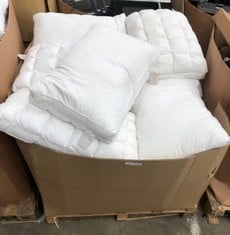 PALLET OF ASSORTED BEDDING ITEMS TO INCLUDE DORMA DREAM PILLOW: LOCATION - MIDDLE FLOOR(COLLECTION OR OPTIONAL DELIVERY AVAILABLE)