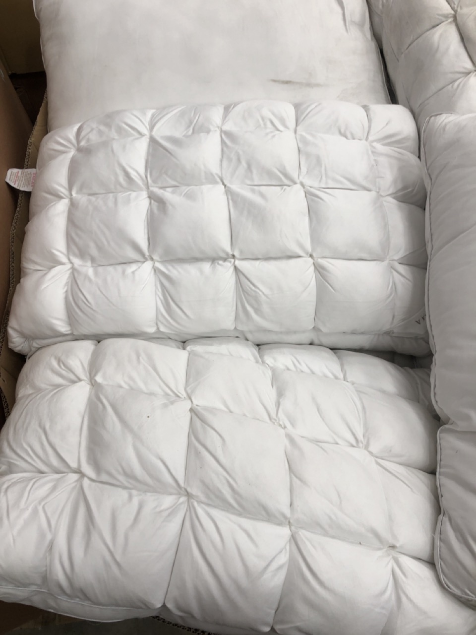 John Pye Auctions PALLET OF ASSORTED BEDDING ITEMS TO INCLUDE DORMA DREAM PILLOW LOCATION