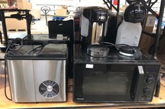 QTY OF ASSORTED KITCHEN ITEMS TO INCLUDE TOSHIBA MICROWAVE: LOCATION - FRONT TABLES(COLLECTION OR OPTIONAL DELIVERY AVAILABLE)