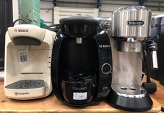 QTY OF ASSORTED COFFEE MACHINES TO INCLUDE DELONGHI COFFEE MAKER MODEL EC685M: LOCATION - FRONT TABLES(COLLECTION OR OPTIONAL DELIVERY AVAILABLE)