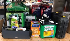 QTY OF ASSORTED GARDEN ITEMS TO INCLUDE SPEAR & JACKSON 5L PRESSURE SPRAYER: LOCATION - FRONT TABLES(COLLECTION OR OPTIONAL DELIVERY AVAILABLE)