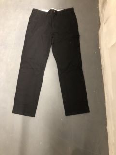 QTY OF ASSORTED CLOTHES TO INCLUDE MENS CHINOS SIZE W32/29L COLOUR:BLACK RRP £688: LOCATION - K