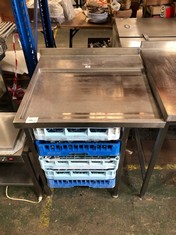 STAINLESS STEEL POT WASH COUNTER WITH TRAYS