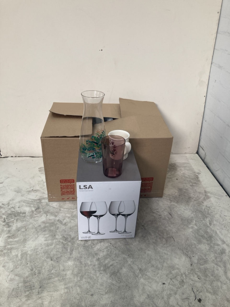 1 X BOX OF MIXED WINE GLASSES,CUPS,GLASSES AND A GLASS VASE