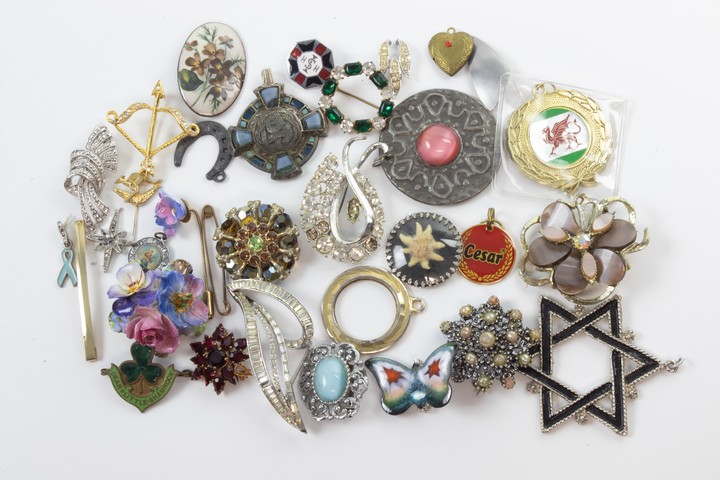Metal Selection of Brooches and Pendants Costume Jewellery (VAT Only Payable on Buyers Premium)