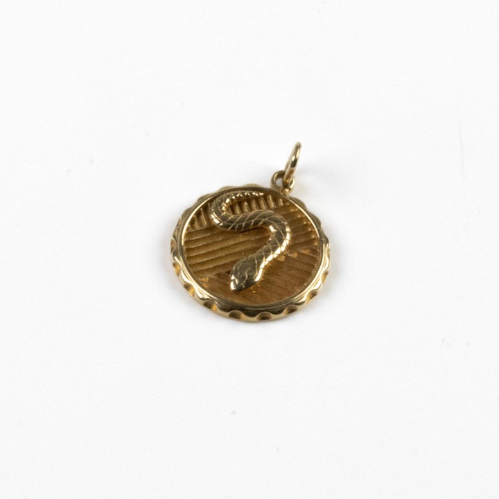 14ct Yellow Gold Circular Snake Pendant, 2.2x1.5cm, 3.4g.  Auction Guide: £150-£200