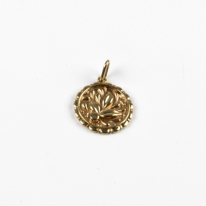 14ct Yellow Gold Circular Floral Pendant, 2.2x1.6cm, 2.8g.  Auction Guide: £150-£200