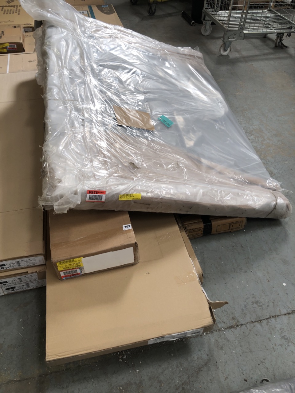 APPROX 8 X ASSORTED FURNITURE ITEMS/PARTS TO INCLUDE CHESSER UPHOLSTERED BED FRAME GREY WITH BUTTON EFFECT (COLLECTION OR OPTIONAL DELIVERY) (KERBSIDE PALLET DELIVERY)