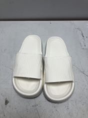 20 X WHITE SLIDERS. (DELIVERY ONLY)
