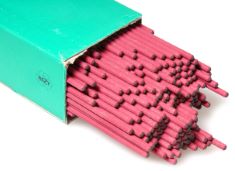 BOX OF ASSORTED ITEMS TO INCLUDE APAROLI 100541 PROFESSIONAL NON-ALLOY RUTILE PENCIL ELECTRODES 2.5 MM DIAMETER 4.4 KG RED PACK OF 227. (DELIVERY ONLY)