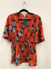 20 X ASSORTED CLOTHING ITEMS SIZE 12 TO INCLUDE LADIES ORANGE FLOWERY TOP. (DELIVERY ONLY)