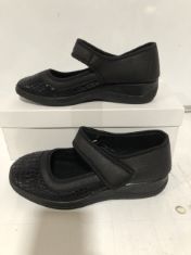 11 X GIRLS SHOES, COLOUR BLACK,, SIZE 2. (DELIVERY ONLY)