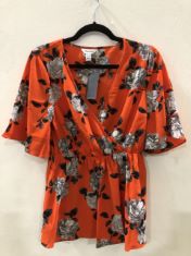 20X ASSORTED ITEMS OF CLOTHING SIZE 12 TO INCLUDE WOMAN’S FLOWERY TOP. (DELIVERY ONLY)