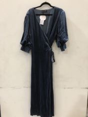 20X ASSORTED ITEMS OF CLOTHING SIZE 26, TO INCLUDE LADIES BLUE VELVET DRESS. (DELIVERY ONLY)