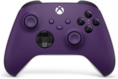 XBOX 2X ITEMS TO INCLUDE 2 XBOX CONTROLLERS GAMING ACCESSORY IN PURPLE AND WHITE. (UNIT ONLY) [JPTC64844]