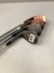 4 X ASSORTED TITLEIST GOLF CLUBS TO INCLUDE VOKEY DESIGN SM54/10 IRON (DELIVERY ONLY)