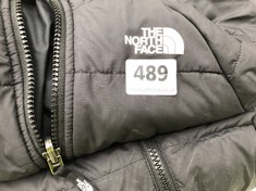 2 X NORTH FACE CHILDREN'S REVERSIBLE HOODED JACKETS BLACK 1 X SIZE 4T/4B, 1 X SIZE LG BOY (DELIVERY ONLY)