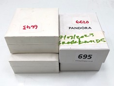 3 X ASSORTED PANDORA ITEMS TO INCLUDE REINDEER CHRISTMAS TREE ORNAMENT IN WHITE / GOLD (DELIVERY ONLY)