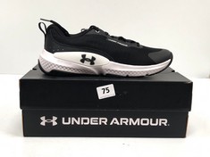 UNDER ARMOUR DYNAMIC SELECT CHARGED BLACK/WHITE TRAINERS - SIZE 9 (DELIVERY ONLY)