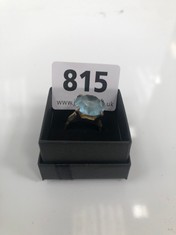 A YELLOW METAL RING WITH A LARGE BLUE STONE, BOXED (DELIVERY ONLY)